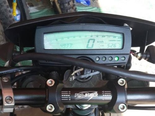 Узкая панель приборов с цифровым спидометром на мотоцикле Kawasaki D Tracker 250 последних лет производства
