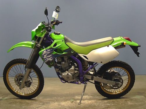 Вид сбоку мотоцикла Kawasaki KLX 250 с облицовкой зеленого цвета