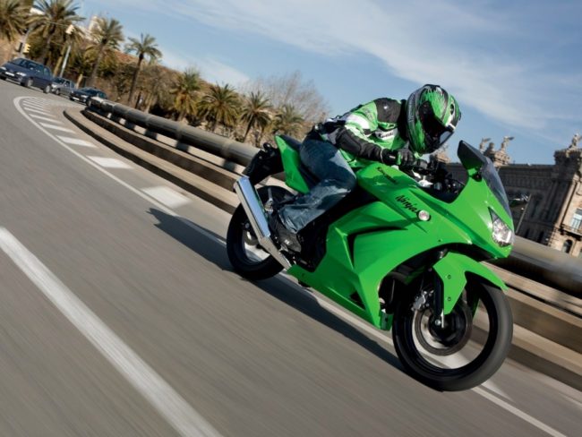 Фото в движении мотоцикла Kawasaki Ninja 250 с зелеными обтекателями