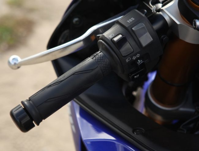 Левая рукоятка с блоком переключателей на руле спортивного мотоцикла Yamaha YZF R6