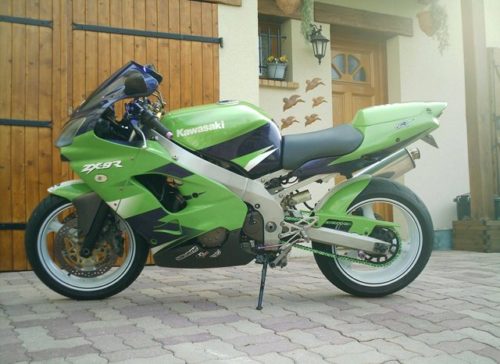 Японский спортивный мотоцикл Кawasaki ZX-9r ninja зеленого цвета