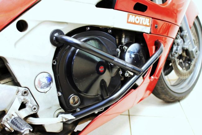 Защитные дуги на японском мотоцикле Kawasaki ZZR 400 последнего поколения