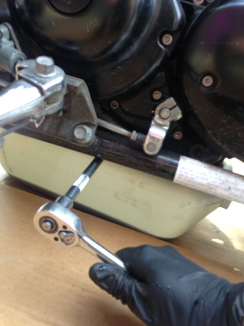 Выкручивание пробки сливного отверстия в картере двигателя Yamaha V-Star 650