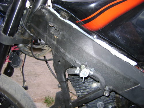 Кран подачи топлива в двигатель мотоцикла Sagitta Spitzer SBR 150, вид со снятым обтекателем
