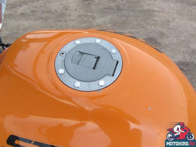 Оранжевый бензобак с пластиковой крышкой на байке Stels FLEX 250