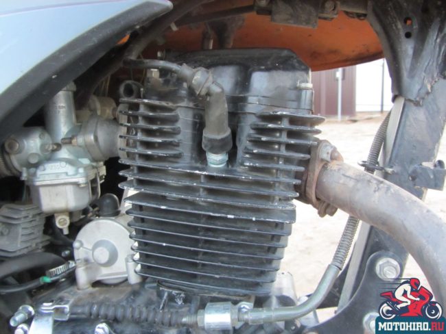 Ребра воздушного охлаждения на цилиндре двигателя мотоцикла Stels FLEX 250