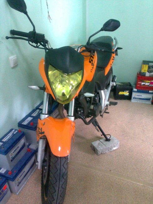 Штатная передняя фара с желтоватым стеклом на мотоцикле Stels FLEX 250