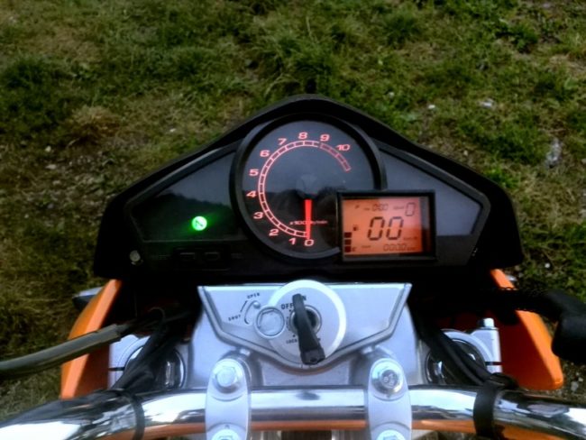 Фото панели приборов на руле китайского мотоцикла Stels FLEX 250 при включенном зажигании