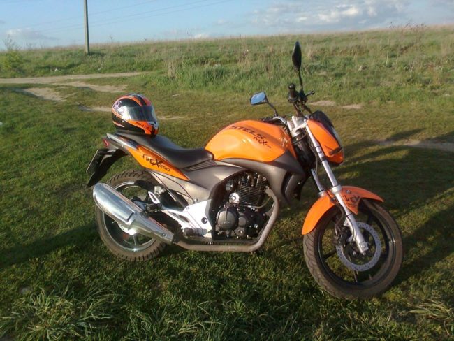Привлекательный экстерьер малолитражного мотоцикла Stels FLEX 250, вид сбоку