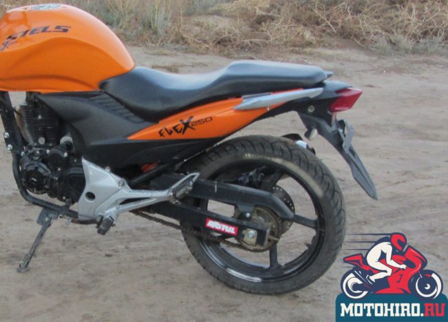 Двойное сидение с мягким наполнителем на мотоцикле Stels FLEX 250 с оранжевым бензобаком