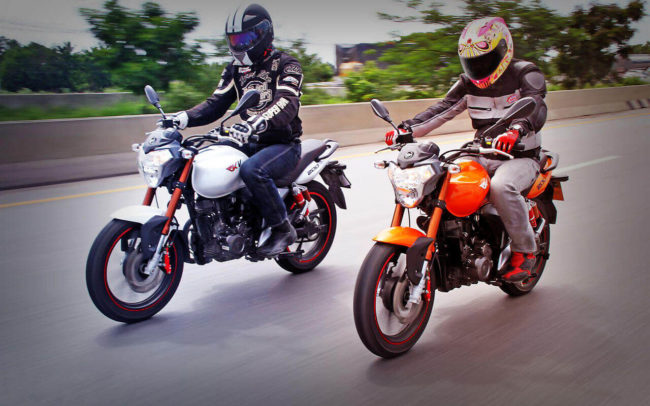 Тест на скорость двух дорожных мотоциклов марки Stels FLEX 250 разной окраски
