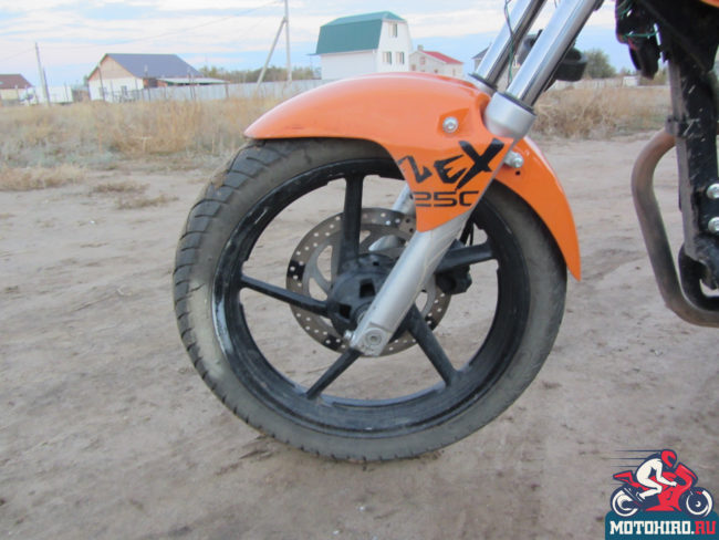 Оранжевое крыло на передней вилке недорого мотоцикла Stels FLEX 250