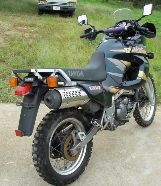 Багажник и глушитель с хромированной поверхностью на заднем крыле байка Yamaha Tenere XTZ 660 