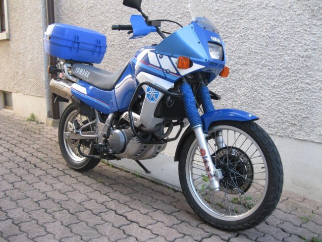 Большой туристический ящик на багажнике мотоцикла Yamaha Tenere XTZ 660 синего цвета