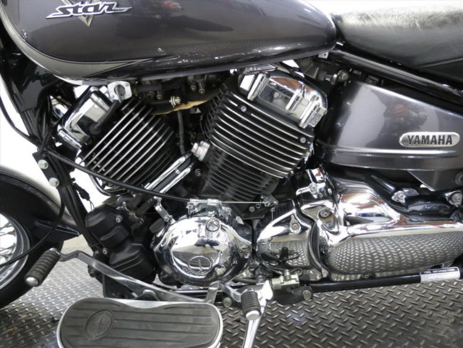 Двухцилиндровый V-образный двигатель на раме мотоцикла Yamaha XVS 650 Drag Star Classic