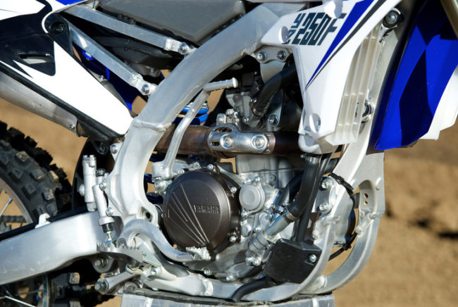 Одноцилиндровый четырехтактный двигатель на алюминиевой раме байка Yamaha YZ 250 F