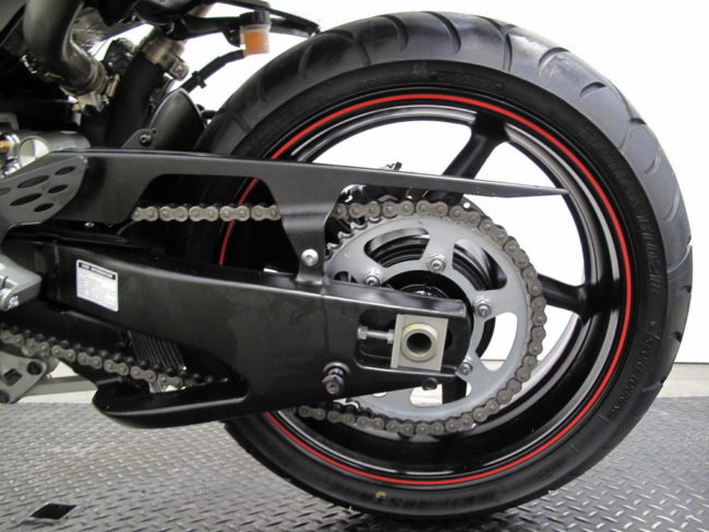 Заднее колесо гоночного мотоцикла Yamaha YZF-R1 с цепным приводом