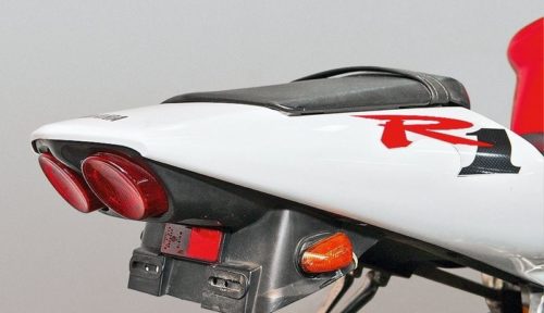 Задний стоп-сигнал на крыле мотоцикла Yamaha YZF-R1 2000 года выпуска