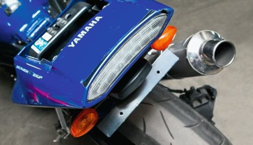 Узкий светодиодный фонарь в задней части байка Yamaha YZF-R1