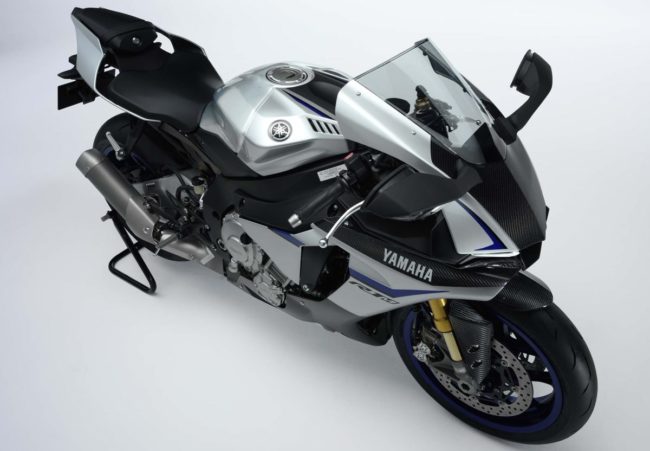 Вид сверху последней модели мотоцикла Yamaha YZF-R1 с серебристым бензобаком