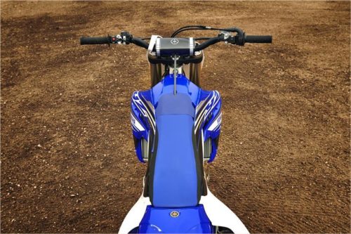 Вид сверху обновленной модели мотоцикла Yamaxa YZ450F синей раскраски