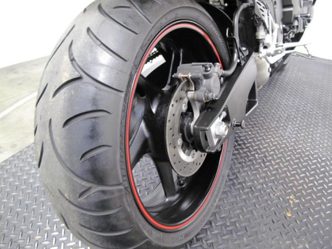 Задняя покрышка на колесе с дисковым тормозом мотоцикла Yamaha YZF-R1