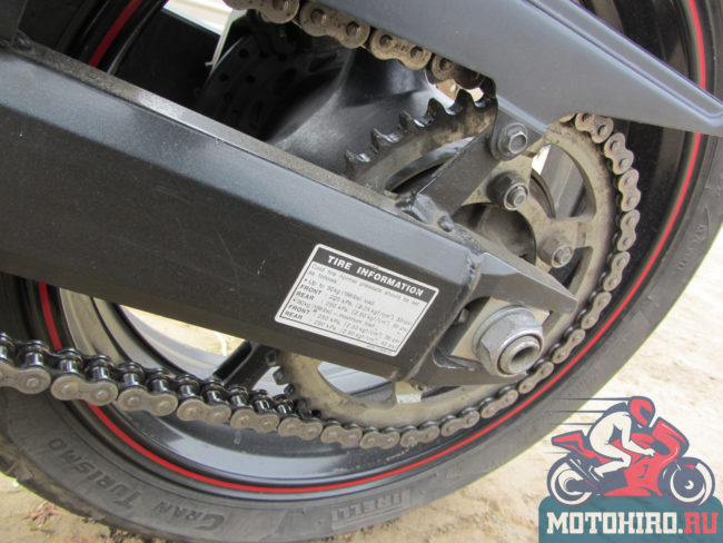 Механизм цепи на заднем колесе и болты подтяжки Yamaha FZ6