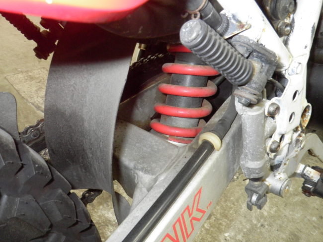 Красная пружина на заднем амортизаторе байка Honda CRM 250 японского производства