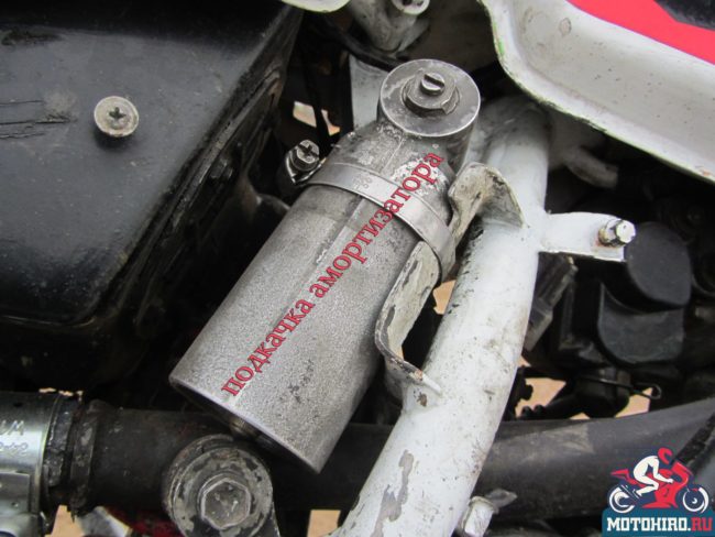Бачок подкачки заднего моноамортизатора на мотоцикле Honda CRM 250