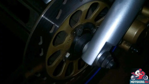Передняя вилка и тормозной диск вблизи на Стелс Дельта 150