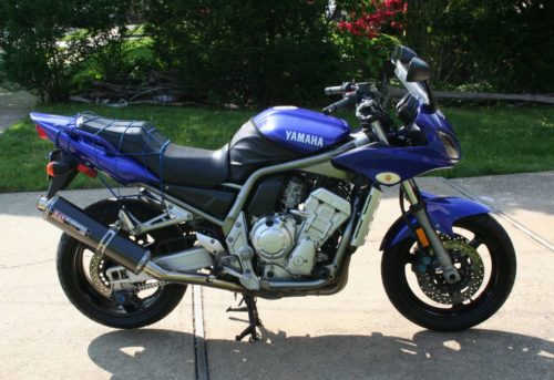 Фото первой модели легендарного мотоцикла Yamaha FZ1 2001 года выпуска