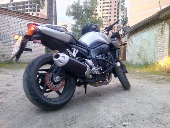 Стоковый глушитель в задней части мотоцикла Yamaha FZ1 черного цвета