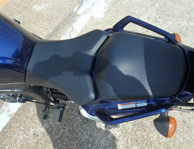 Черное раздельное сидение на мотоцикле Yamaha FZ1 темно-синего цвета