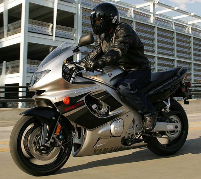 Байкер в черном комбинезоне на мотоцикле Yamaha YZF 600 Thundercat