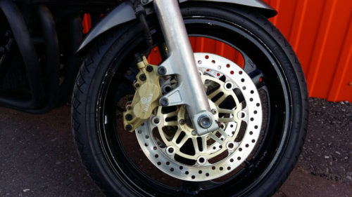 Тормозной диск с отверстиями на переднем колесе мотоцикла Honda CB 400