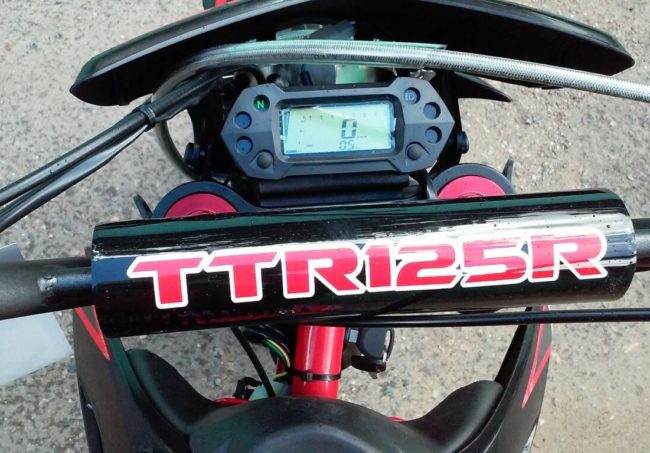 Небольшая цифровая панель приборов на руле мотоцикла IRBIS TTR 125
