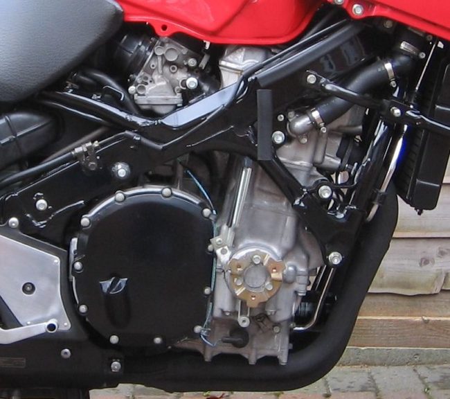 Рядный двигатель с жидкостным охлаждением на раме мотоцикла Honda CBR1000F