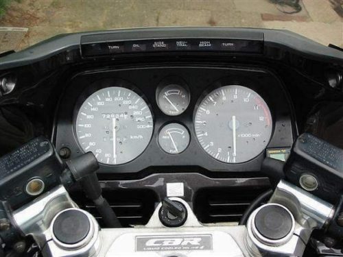 Стрелочные указатели на приборной панели японского байка Honda CBR1000F