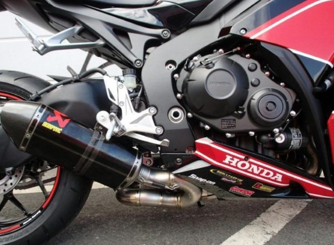 Черная крышка на блоке двигателя мотоцикла Honda CBR1000RR обновленной версии