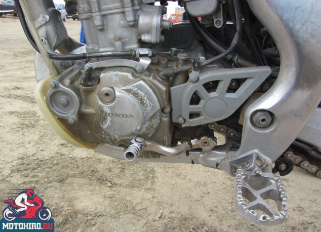 Пробка заливного отверстия на крышке одноцилиндрового двигателя мотоцикла Honda CRF 250