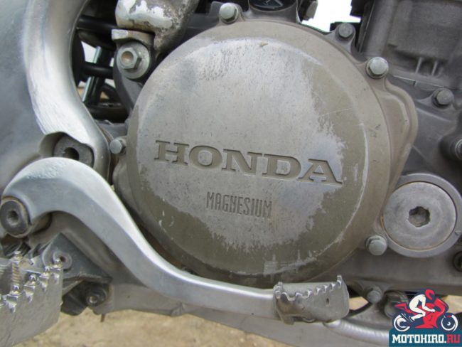 Рычаг тормоза из алюминиевого сплава рядом с крышкой сцепления на байке Honda CRF 250