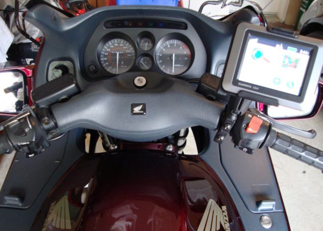 Панель приборов и дисплей навигатора на байке Honda ST 1100 Pan European