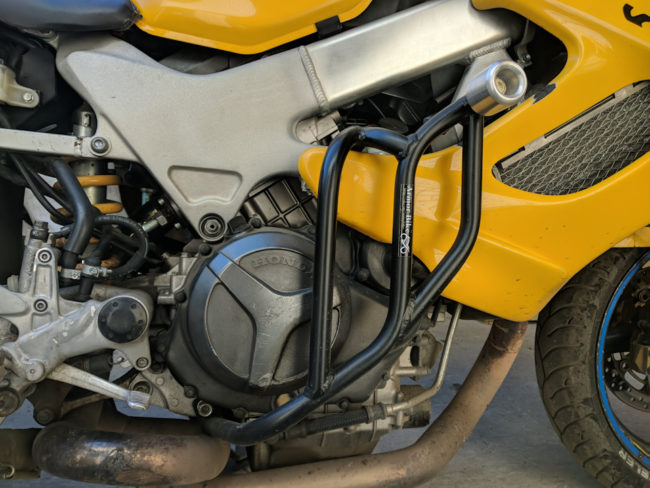Черные защитные дуги на двигателе мотоцикла Honda VTR1000F Firestorm