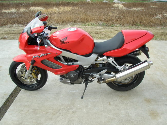 Вид слева спортивно-туристического мотоцикла Honda VTR1000F Firestorm