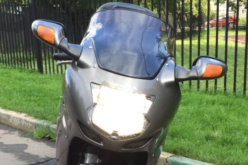 Включенный ближний свет в фаре мотоцикла Honda CBR 1100 XX