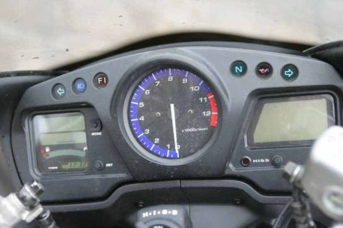 Круглый тахометр и цифровые дисплеи на приборной панели байка Honda Blackbird CBR 1100 XX