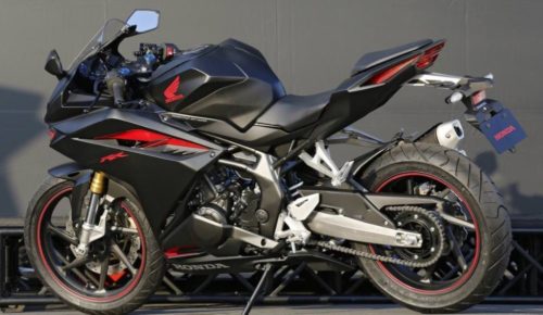 Черный мотоцикл Honda CBR250RR 2017 года производства
