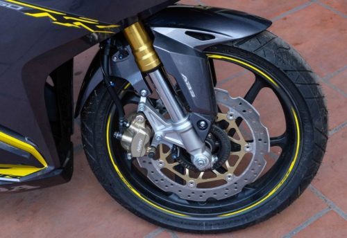 Переднее колесо с гидравлическими тормозом на мотоцикле спорт-класса Honda CBR250RR 2017 года