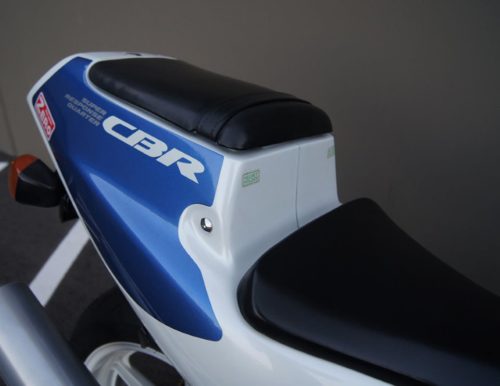 Высоко поднятое пассажирское сидение на мотоцикле Honda CBR250RR