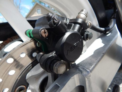 Суппорт заднего тормоза крупным планом на мотоцикле Honda CBR250RR спорт-класса